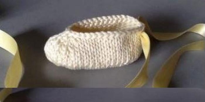 Вязаные детские пинетки и носки: незаменимые мелочи для малыша Вязаные носки и пинетки спицами